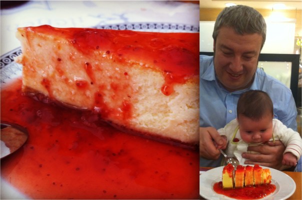 Leo y papá poniéndole ojitos a la tarta