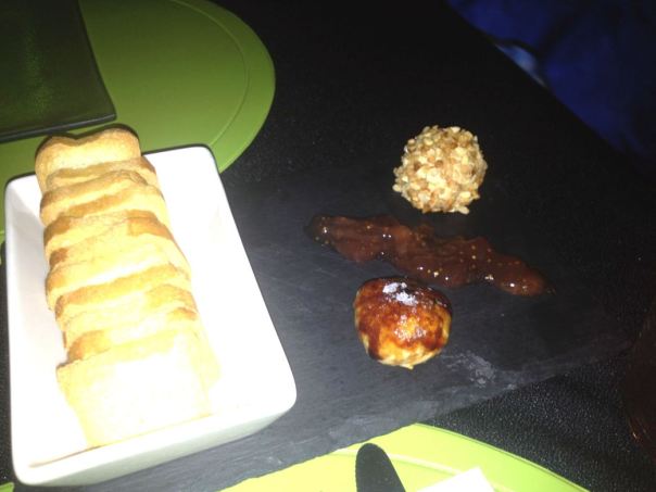 Trufas de foie caramelizado y de almendra marcona caramelizada también.