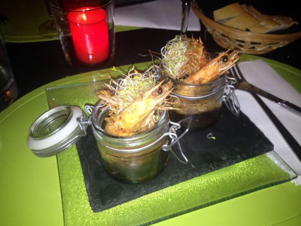 Crujiente de langostino en tempura panko con reducción de soja casera al estilo kepchap manis