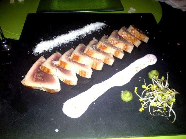 Tataki de atún al aceite de brasas con coco, yogurt de sésamo, wasabi y germinados de rábano