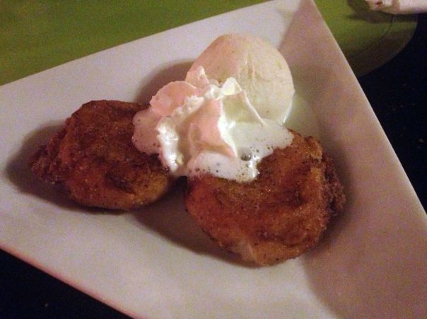 Leche frita casera con helado de macadamia