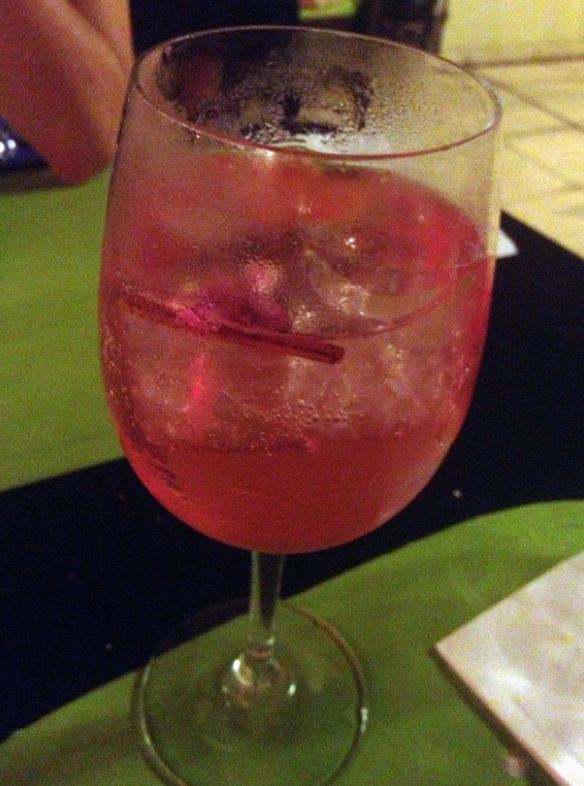 Mini-Gintonic de pétalos de rosa, naranja y açai