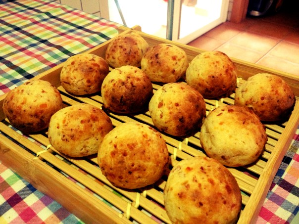 Panes de queso y jamón serrano