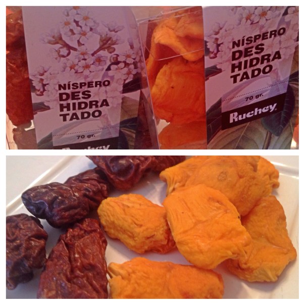 Níspero deshidratado con piel y pelado