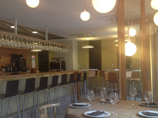 Barra y parte del salón del RestObar