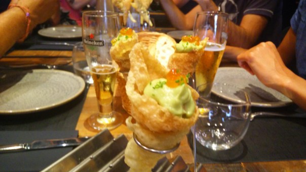 Cucurucho crujiente de salmón, aguacate y wasabi