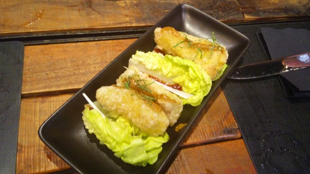 Montadito de pescado en adobo en salsa Satay