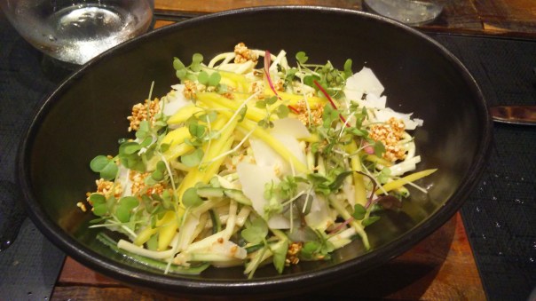 Ensalada de cintas de calabacín, mango y parmesano